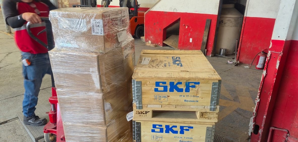 Maniobra de carga de piezas SKF originales en cajas reutilizables de madera