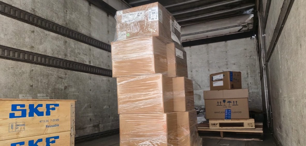 Pallet de rodamientos SKF empacados de fábrica, listo para embarque en camión